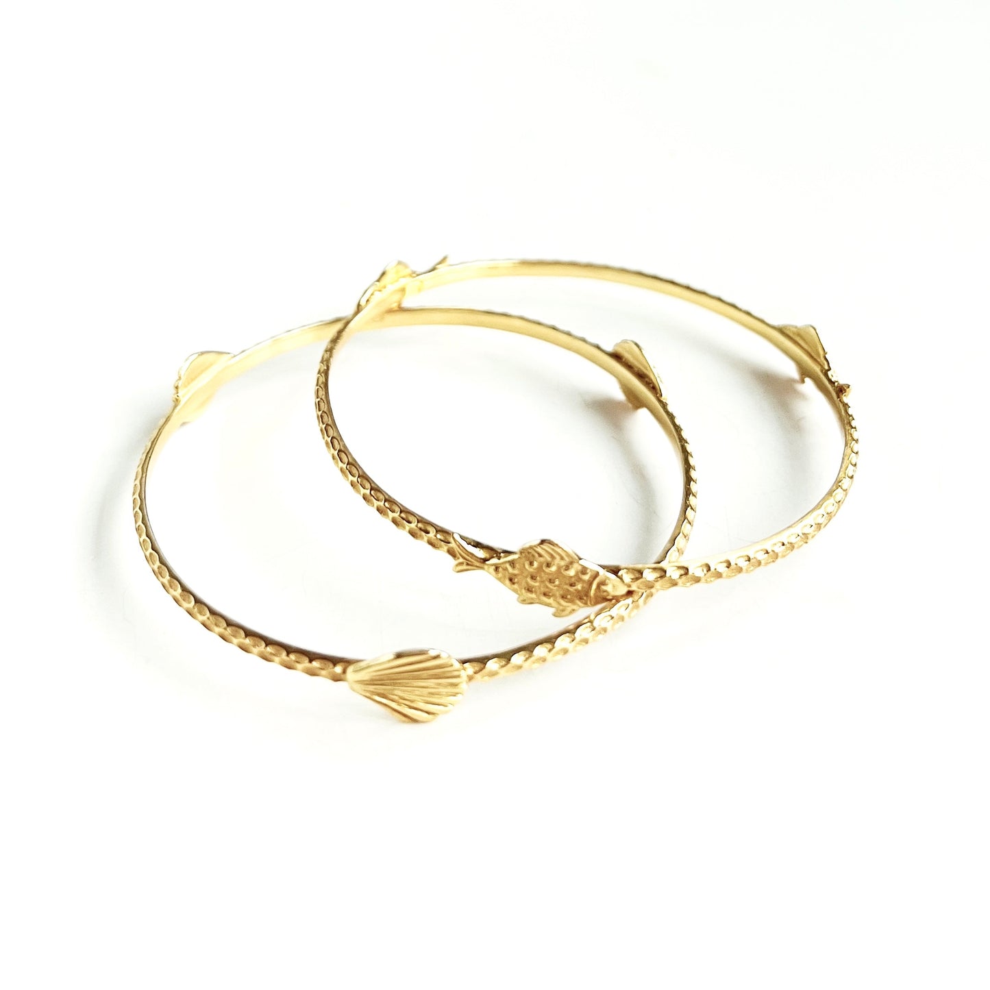 Brazalete Ocean de latón chapado en oro de 14 quilates con motivos de conchas y peces
