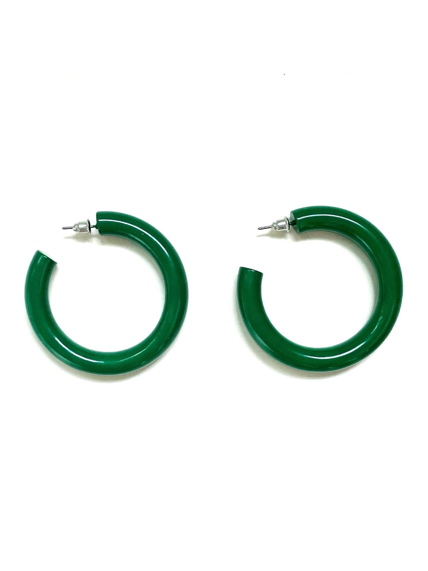 Pendientes de aro de resina esmeralda de 2 pulgadas de diámetro.